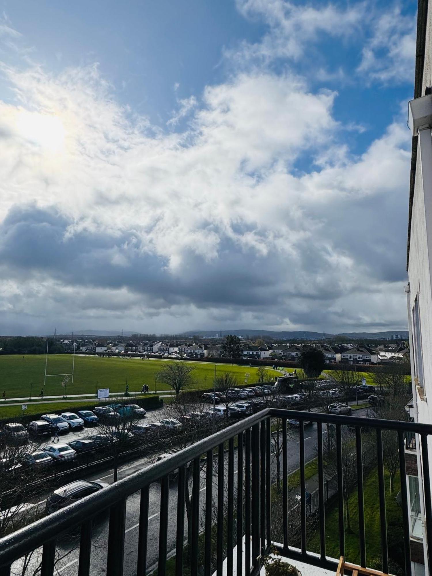 Finnstown Hall- Private Room In Shared Apartment With The Host ダブリン エクステリア 写真